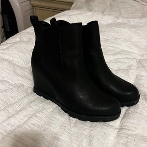 Universal Threads Black platform heel booties size 8.5